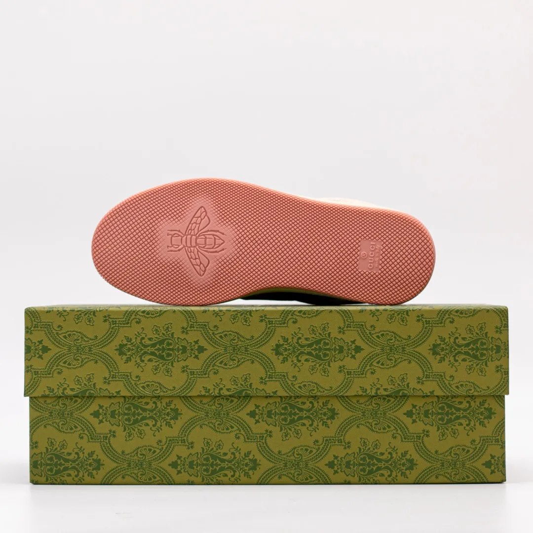 Ex-factory price: RMB 300 [higher version] GUCCI casual sports distressed small dirty shoes, polished cowhide fabric, hand-made distressed effect!  Original terry cloth, delicate, soft, comfortable and breathable. Privately molded steel-stamped two-color original TPU outsole (lower layer is wider, upper layer is narrower) to differentiate the wrong version of the outsole in the market. Fabric, material, outsole, detail comparison SIZE: 34-41, 38-45 regular size (women's 34, 41, men's 38, 45 customized, non-returnable and non-exchangeable) (women's colors and men's models need to be customized)